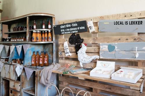 un negozio con un roosteroster su un bancone con bottiglie di The Border Post, Bed and Breakfast a Bergville