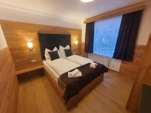 1 dormitorio con cama grande y ventana grande en VIENNA Premium Apartments en Viena