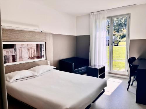 塞納河畔勒梅的住宿－美麗的城堡酒店，卧室设有一张白色大床和一扇窗户。