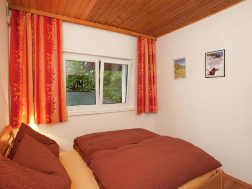 een slaapkamer met een bed en een raam bij Spacious flat with balcony in Mittersill in Mittersill