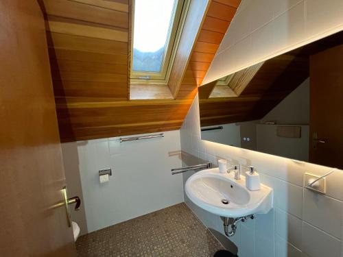 baño con lavabo y ventana en Galeriewohnung in Menzenschwand, en Menzenschwand-Hinterdorf