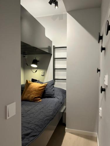 ein Schlafzimmer mit einem Etagenbett in einem weißen Zimmer in der Unterkunft Saaga Ylläs Chalet 3304 in Ylläsjärvi