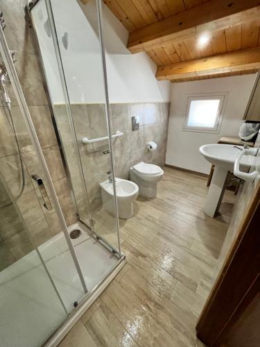 Debel house في مارينا دي راغوزا: حمام مع دش ومرحاض ومغسلة