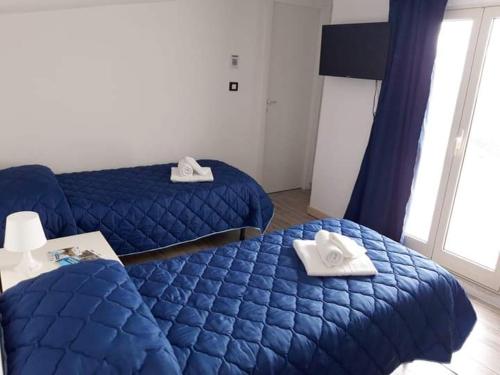 MazzarinoにあるCasa Principe Umbertoのベッドルーム1室(ベッド2台、タオル付)