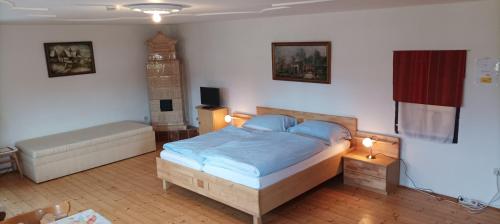 um quarto com uma cama e um sofá em Altmühle em Altlengbach