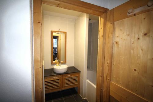 La salle de bains est pourvue d'un lavabo et d'un miroir. dans l'établissement Le calme, le confort, la nature, skis aux pieds, à 15 kilomètres de Chamonix, à Vallorcine