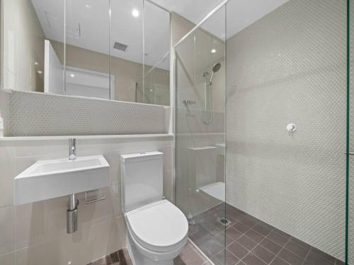 雪梨的住宿－Lovely Apartment in the heart of Chinatown，浴室配有卫生间、盥洗盆和淋浴。