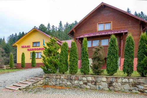 a house with a fence in front of it at Schale Centoriya in Mykulychyn