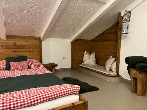 1 dormitorio con 2 camas y 1 sofá en una habitación en Alpin Chic en Grödig