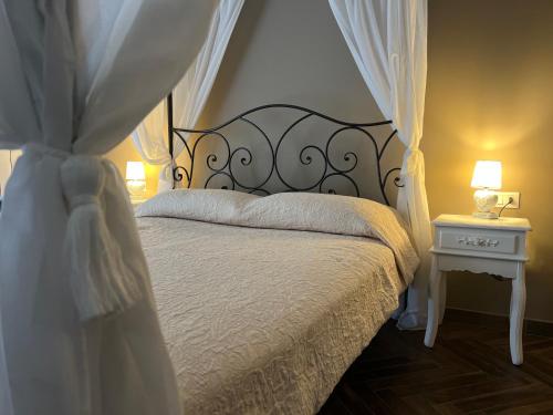 een slaapkamer met een bed met een zwart hoofdeinde bij Casa Del Caval Bianco in Venaria Reale