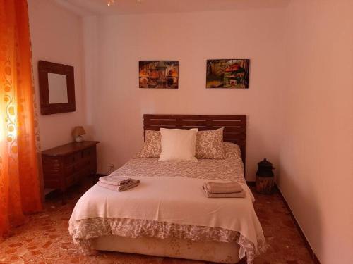 Un dormitorio con una cama con dos almohadas encima. en Casa Balta, en Ávila