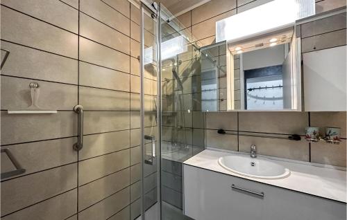 ein Bad mit einem Waschbecken und einem Spiegel in der Unterkunft Amazing Apartment In De Haan With Wifi in De Haan