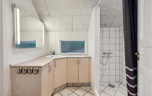 ein Bad mit einem Waschbecken und einer Dusche in der Unterkunft Gorgeous Home In Blvand With Sauna in Blåvand