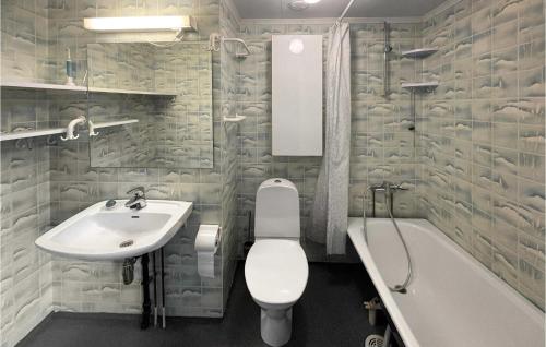 een badkamer met een wastafel, een toilet en een bad bij Pet Friendly Home In Svorkmo With House A Panoramic View 