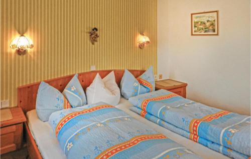 アウフファッハにあるBeautiful Apartment In Wildschnau With 3 Bedrooms And Internetのベッドルーム1室(青い枕のベッド2台付)