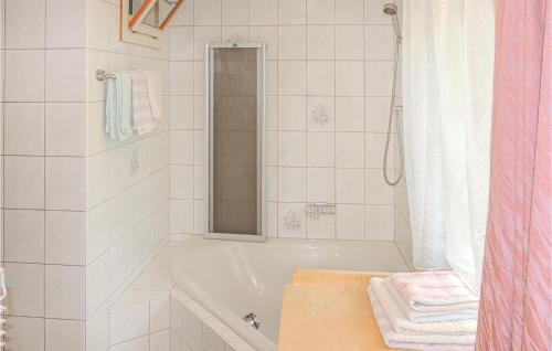 y baño blanco con bañera y ducha. en Beautiful Apartment In Wildschnau With House A Panoramic View en Auffach