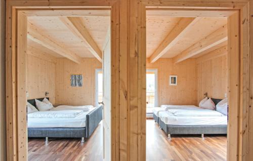 トゥルラッハー・ヘーエにあるStunning Home In Turrach With 4 Bedrooms And Saunaのベッド3台 木製の壁の部屋