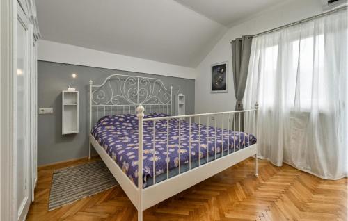 Lova arba lovos apgyvendinimo įstaigoje 4 Bedroom Lovely Home In Krapinske Toplice