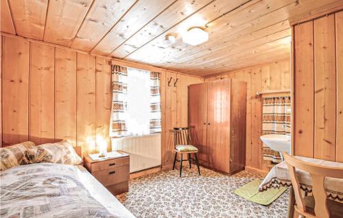 Schlafzimmer mit einem Bett, einem Schreibtisch und einem Waschbecken in der Unterkunft Cozy Home In Mathon With House A Panoramic View in Mathon