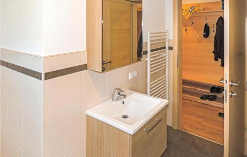 een badkamer met een wastafel en een spiegel bij Nice Apartment In Itter With Kitchen in Itter