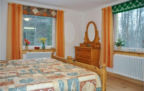 um quarto com uma cama, uma cómoda e uma janela em 1 Bedroom Nice Home In Filipstad em Filipstad