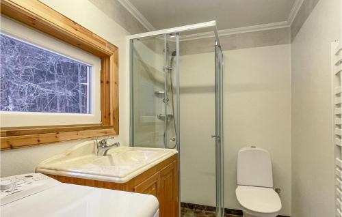 ein Bad mit einem Waschbecken und einer Dusche in der Unterkunft 1 Bedroom Nice Home In Filipstad in Filipstad
