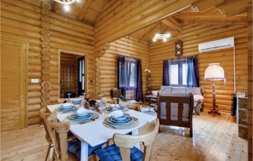 Χώρος καθιστικού στο Awesome Home In Petrinja With Sauna