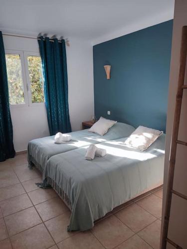une chambre avec un lit avec deux serviettes dessus dans l'établissement Appartement & Piscine Santa Giulia, à Porto-Vecchio