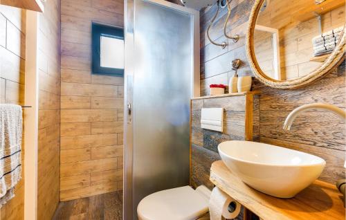 a bathroom with a sink and a mirror at Pet Friendly Home In Petrinja With Wi-fi in Petrinja