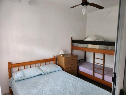 een slaapkamer met 2 stapelbedden en een plafondventilator bij Casa Andar Térreo - Balneário Nordeste - Imbé - RS in Imbé
