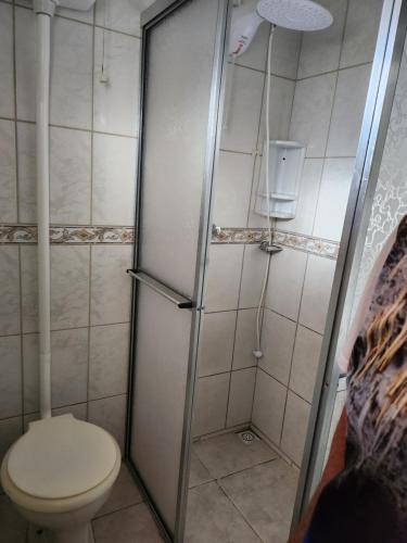 uma casa de banho com um WC e um chuveiro em Casa Andar Térreo - Balneário Nordeste - Imbé - RS em Imbé