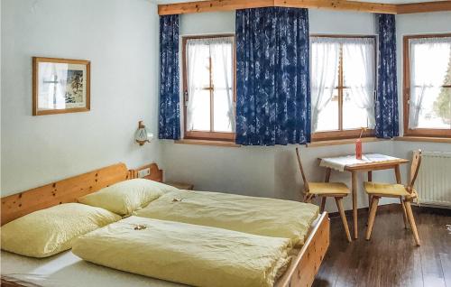 ZaunhofにあるBeautiful Apartment In St, Leonhard With 1 Bedrooms And Wifiのベッドルーム1室(ベッド1台、テーブル、窓付)