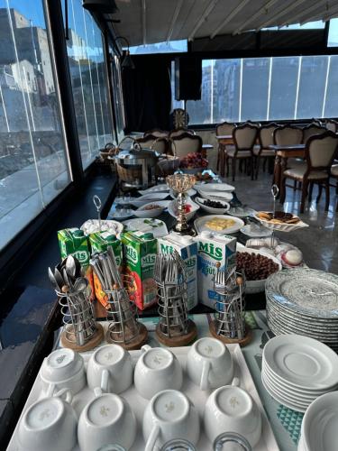 - une table avec de la nourriture, des boissons et de la vaisselle dans l'établissement Napolyon hotel, à Istanbul