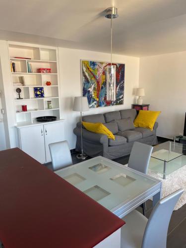 un salon avec une table et un canapé dans l'établissement La plus belle vue Marseille, à Marseille
