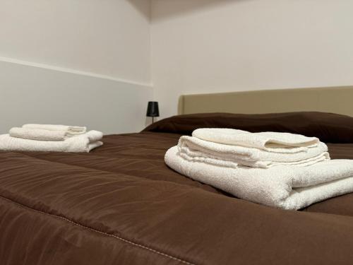 duas toalhas brancas em cima de uma cama em Ca'Rarré, Centro Storico Trapani em Trapani