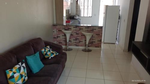 sala de estar con sofá y cocina en Casa Roma Cidade Ocidental, en Cidade Ocidental