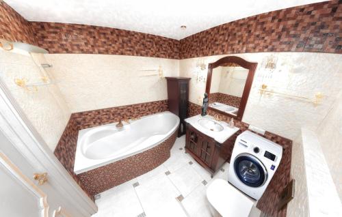 uma casa de banho com uma banheira, um WC e um lavatório. em Центр Яворницкого с Джакузи em Dnipro