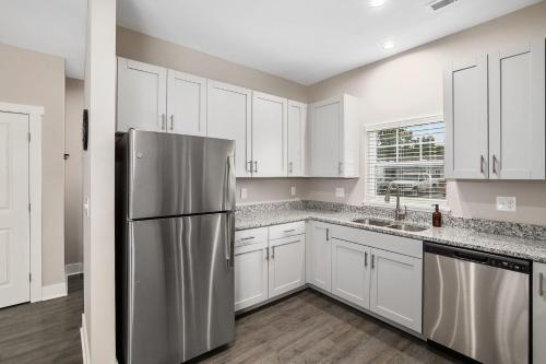 Dapur atau dapur kecil di Modern 2BR 2BA New Build Condo with Garage & Patio