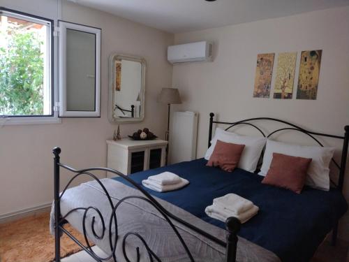 um quarto com uma cama com duas toalhas em Esperos Nafplio em Nafplio