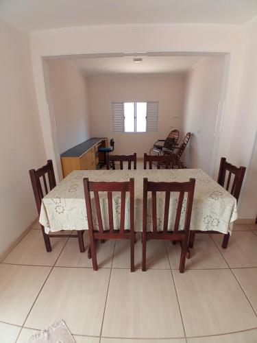 ein Esszimmer mit einem Tisch und Stühlen in einem Zimmer in der Unterkunft Quarto Aconchego Solteiro in Artur Nogueira