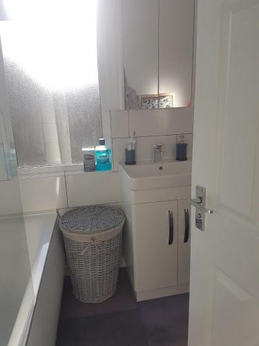 Ένα μπάνιο στο Double Bedroom in Sudbury Hill Wembley - 10 mins from Wembley Stadium