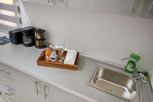 Kuchyň nebo kuchyňský kout v ubytování Charming Rooftop Apartments- Strong Wi-Fi & 40percent Long-stay Disc