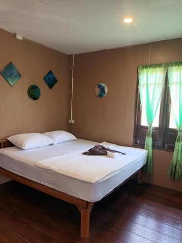 a large bed in a room with a window at Salamao Bungalow in Koh Tao