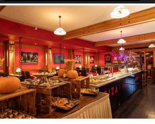 restauracja z bufetem z wyświetlanym jedzeniem w obiekcie Chambre Hôtel Ibiza Spa - Hammam - Jacuzzis - Piscine Chauffée w mieście Les Deux Alpes