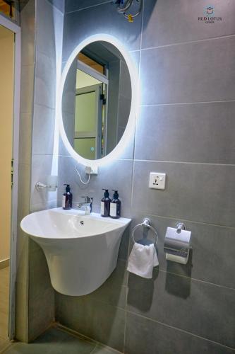 Koupelna v ubytování Charming Rooftop Apartments- Strong Wi-Fi & 40percent Long-stay Disc