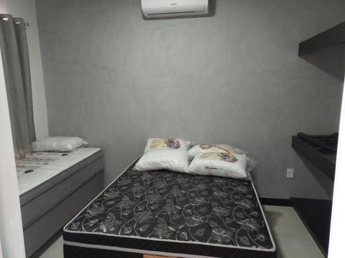 Habitación pequeña con 2 camas y colchón en Spalenza Flats, en Prado