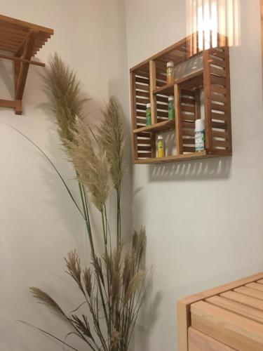 a plant in a vase in a room with a shelf at Landhaus Bachglück in Zülpich