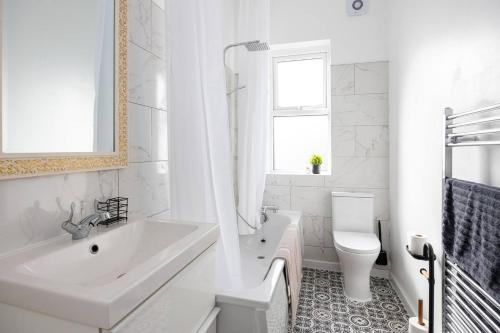 Ванна кімната в Stunning 4BD House with Patio in Fallowfield