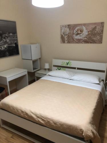 1 dormitorio con 1 cama con colcha blanca en Moon River Guest House, en Pescara