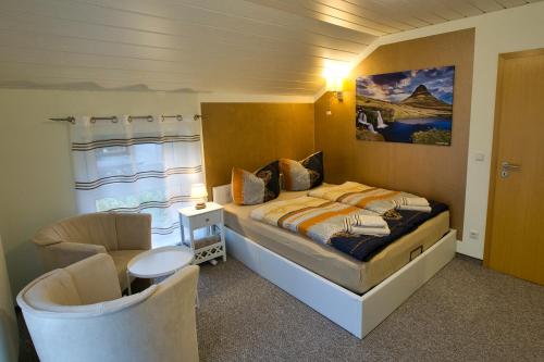 una piccola camera con letto e sedia di My CozyPlace - Zwei Zimmer für 4 Personen a Dresda